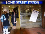 Unas pasajeras leen un anuncio en la estación de metro de Bond Street, en Londres, cerrada el 26 de diciembre de 2010 debido a una huelga