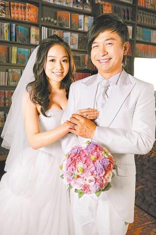 　↑黃舒駿與老婆張菁芳（左）相差24歲。（資料照片）