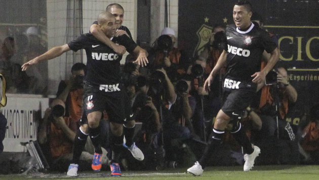 Emerson Sheik marca golaço e Corinthians bate o Santos