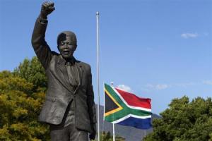  - 2013-12-09T233553Z_1_CDEE9B81TJU00_RTROPTP_2_MANDELA-USA-FLAG