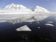 El hielo marino en el océano glacial Ártico probablemente alcanzará un récord de mínimos en algún momento de la próxima semana, y luego seguirá derritiéndose, dijo el lunes el Centro estadounidense de Hielo y Nieve (NSIDC, por sus siglas en inglés). En la imagen, dos cumbres cubiertas de nieve en el archipiélago Svalbard el 1 de junio de 2012. REUTERS/Balazs Koranyi