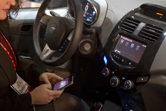 ربط الهاتف أي فون بالسيارة شيفروليه سبارك لتنزيل تطبيقات خاصة بالقيادة