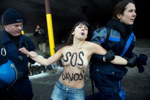 Tres feministas en 'topless' se manifestaron el sábado en Davos, pese a las gélidas temperaturas, para protestar contra la elite mundial que durante cinco días se ha reunido el Foro Económico Mundial en la estación alpina suiza