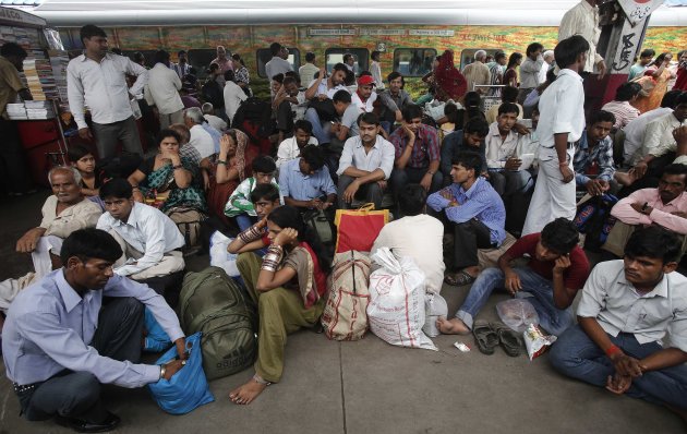 Passengers sit on a platform for their train to arrive as they wait for electricity to be restored at a railway station in New Delhi July 31, 2012. Grid failure hit India for a second day on Tuesday, cutting power to hundreds of millions of people in the populous northern and eastern states including the capital Delhi and major cities such as Kolkata. REUTERS/Adnan Abidi (INDIA - Tags: ENERGY SOCIETY TRANSPORT TPX IMAGES OF THE DAY)