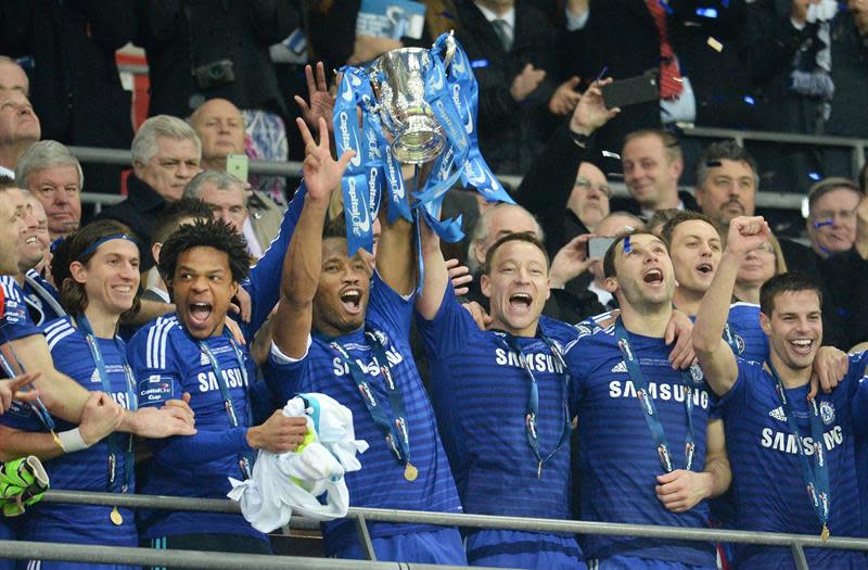ARA1. London (United Kingdom), 01/03/2015.- Chelsea captain John Terry lifts (3-R) the Capital One Cup with Didier Drogba (3-L) after Chelsea beat Tottenham 2-0 during the Capital One cup final at Wembley in London, Britain, 01 March 2015. (Londres) EFE/EPA/ANDY RAIN DataCo terms and conditions apply. http://www.epa.eu/downloads/DataCo-TCs.pdf