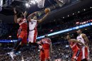 DeMar DeRozan (10), de los Raptors de Toronto, intenta encestar mientras defiende Nené (42), de los Wizards de Washington, en el partido del lunes 25 de febrero de 2013, en Toronto. (Foto AP/The Canadian Press, Frank Gunn)