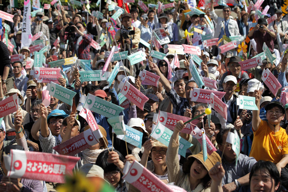 Thousands march as Japan shuts off nuclear po