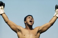 Gambar ini diambil di Dublin, Irlandia pada 1972 silam saat Ali berlatih jelang pertandingan melawan Al 'Blue' Lewis. (Getty Images)