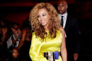 Beyonce Tampil Cantik dengan Gaun Kuning Neon