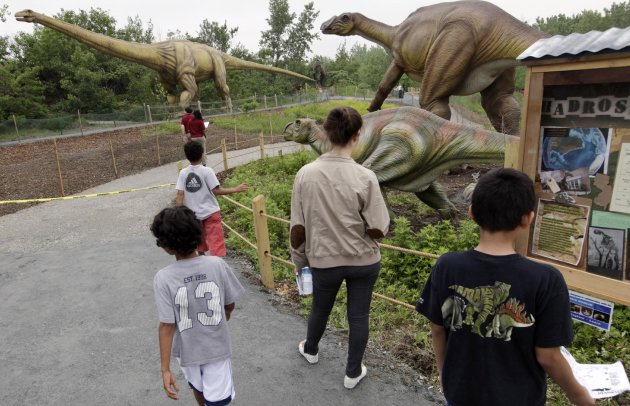 Park of animatronic dinosaurs opens in N.J. Da5e8f6db3bcac0e100f6a706700711a