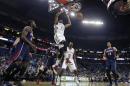 El jugador de los Pelicans de Nueva Orleáns, Anthony Davis, clava el balón en un partido contra Atlanta el miércoles, 5 de febrero de 2014, en Nueva Orleáns. (AP Photo/Gerald Herbert)