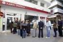Ciprioti in coda per prelevare in banca