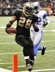 El running back de los Saints de Nueva Orleáns, Mark Ingram, (28) anota un touchdown durante el segundo tiempo contra los Lions de Detroit en Nueva Orleáns el domingo 4 de diciembre del 2011. (Foto AP/Bill Feig)