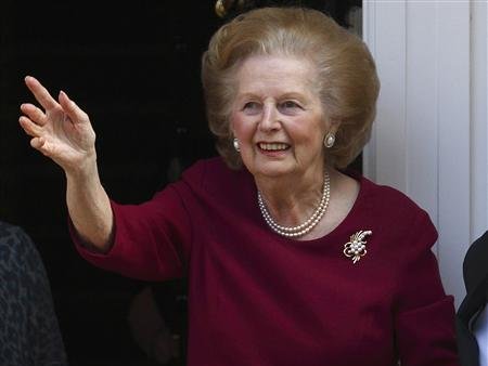 Former British Prime Minister Margaret Thatcher waves from her front doorstep as she returns home after leaving hospital, in London November 1, 2010. REUTERS/Andrew Winning