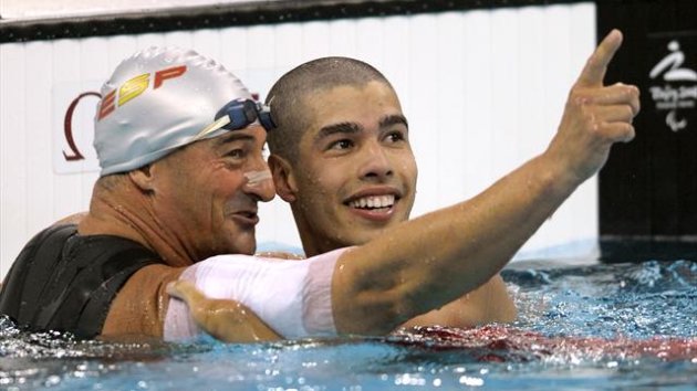 Sebastian Rodriguez Veloso (links) freut sich bei den Paralympics 2008