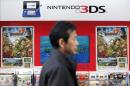 Un cliente pasa delante de una estantería con juegos para la videoconsola Nintendo 3DS en una tienda de electrónica de Tokio (Japón). EFE/Archivo