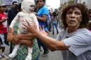 Una mujer y un bebé disfrazados de 'zombies' particpan en la 'Zombie Walk' que invadió Ciudad de México el sábado