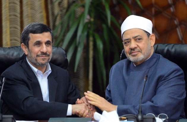 وهو اول اجتماع في القاهرة بين رئيس ايراني، اكبر دولة شيعية، وبين قادة الازهر، المؤسسة السنية الكبرى في العالم الاسلامي.