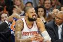 El jugador de los Knicks, Tyson Chandler, aparece sentado en la banca en un partido el martes, 5 de noviembre de 2013, en Nueva York. (AP Photo/Bill Kostroun)