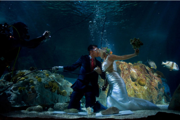 10. فران كالفو وفريل مونيكا خلال احتفالهما بزفافهما في البحر في 6 أغسطس، 2012 في بينالمادينا، اسبانيا.