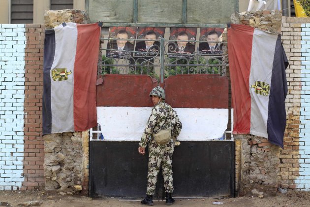 بالصور // أنتخابات مصر النسخة الجديدة (( فقط من أمواج الاندلس )) 2011-11-28T122003Z_304837466_GM1E7BS1KOF01_RTRMADP_3_EGYPT-ELECTION-OPEN