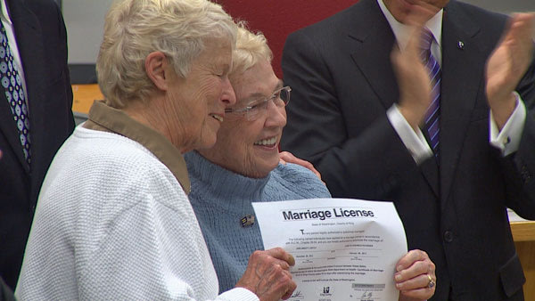 king5_first-same-sex-marriage-licenses-given-out-overnight-182357601_l.jpg
