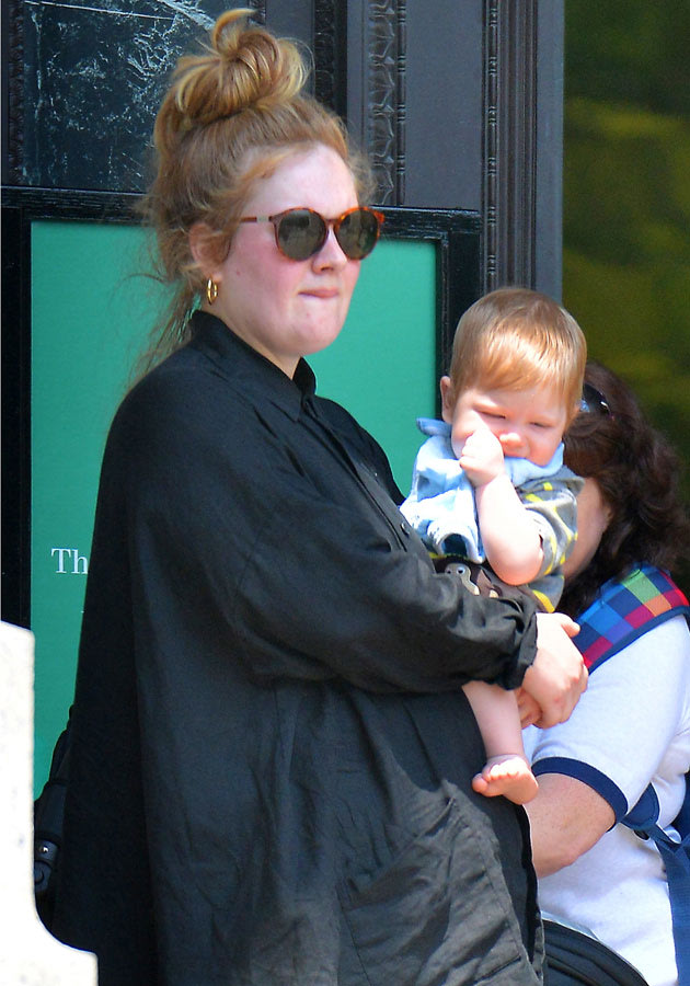 Adele zeigt zum ersten Mal Baby Angelo | Baby Boom - Yahoo Stars ...