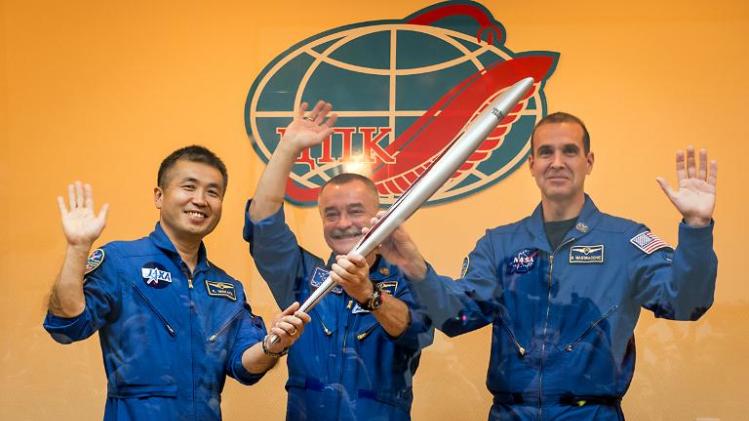 (L-R) Japan&#39;s Koichi Wakata, Russian cosmonaut Mikhail Tyurin and NASA astronaut Rick Mastracchio wave farewell prior to boarding the Soyuz TMA-11M rocket at the Baikonur Cosmodrome in Kazakhstan on November 7, 2013
