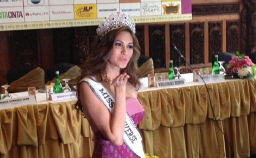 Miss Universe 2013 Diajak Berburu Batik di Pasar Beringharjo