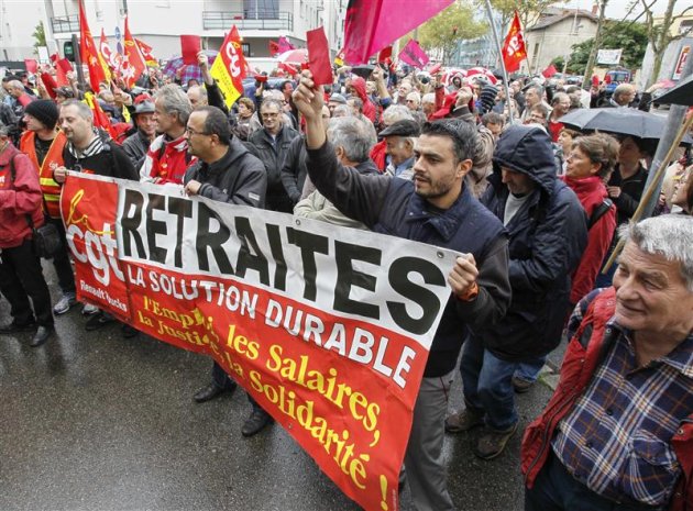 Des milliers de personnes ont manifesté mardi (ici à Lyon) à l'appel de quatre syndicats pour dire qu'elles "n'abandonnent pas" la mobilisation contre la réforme des retraites à l'occasion du vote solennel à l'Assemblée nationale. /Photo prise le 15 octobre 2013/REUTERS/Robert Pratta
