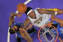 Jordan Hill, de los Lakers de Los Angeles, disputa un rebote con Kyle O'Quinn, del Magic de orlando, en el partido del domingo 23 de marzo de 2014 (AP Foto/Mark J. Terrill)