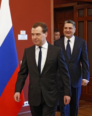 El primer ministro ruso Dmitry Medvedev con su colega armenio Tigran Sargsyan, al fondo, antes de reunirse en Sochi, Rusia. (Foto AP/RIA Novosti, Dmitry Astakhov, Servicio Gubernamental de Prensa)