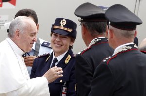 Pope Francis greets Italian Police and Carabinieri …