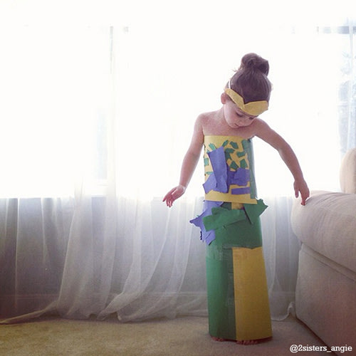 Hot: Bé gái 4 tuổi chế váy hàng hiệu từ giấy!