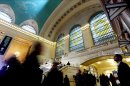 Una vista de la explanada principal de la Grand Central de Nueva York. La emblemática estación, que es uno de los sitios más visitados del mundo y tiene capacidad para millones de viajeros al año, celebra su 100 aniversario hoy. EFEUn grupo de personas almuerzan en Oyster Bar en la Grand Central de Nueva York. La emblemática estación, que es uno de los sitios más visitados del mundo y tiene capacidad para millones de viajeros al año, celebra su 100 aniversario hoy.