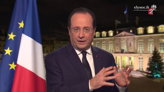 François Hollande a annoncé mardi qu'il proposerait aux entreprises en 2014 un "pacte de responsabilité" qui consistera à leur offrir des réductions de charges et une simplification administrative contre des embauches et plus de dialogue social. /Capture d'écran du 31 décembre 2013/REUTERS/France2/France Télévision