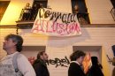 Varias personas cuelgan una pancarta en los balcones del edificio que dieciocho familias ocuparon en Sevilla, perteneciente a una inmobiliaria con problemas financieros, durante la manifestación por el derecho a la vivienda convocada por diversas organizaciones ciudadanas. EFE