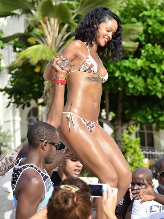 Rihanna en Bikini - Imágenes Rihanna-portee-aux-nues