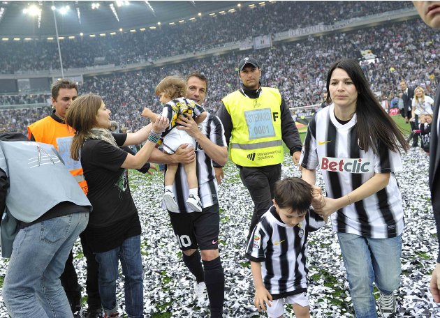 Juventus' Del Piero celebrates with his wife Sonia Amoruso after winning their 28th Italian Serie A title at the end of their match against Atalanta at the Juventus stadium in Turin