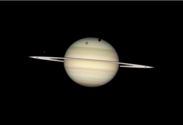 Saturno e i suoi anelli. Ma soprattutto le sue quattro lune, che al momento dello scatto erano tutte in transito davanti al pianeta.