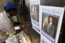 Un giornalaio appende davanti al tribunale di Pretoria le locandine con la foto di Oscar Pistorius e della fidanzata Reeva Steenkamp, del cui omicidio il "Blade Runner" sudafricano è chiamato a rispondere