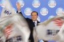 Il leader del Pdl Silvio Berlusconi tra le bandiere sventolate dai suoi sostenitori