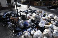 Vista del pasado18 de julio, de montañas de basura que se amontonan en las calles de Buenos Aires (Argentina) por el conflicto laboral que enfrenta al Gobierno de la ciudad con los sindicatos de los trabajadores involucrados en la retirada de residuos. EFE