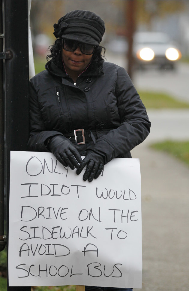 Shena Hardin sostiene un cartel …