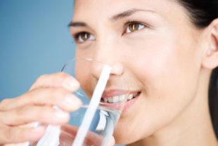 水是保持皮膚彈性水嫩最重要的關鍵，皮膚乾燥時，首件要素就是要多喝水。（圖片／取材自美國《赫芬頓郵報》）