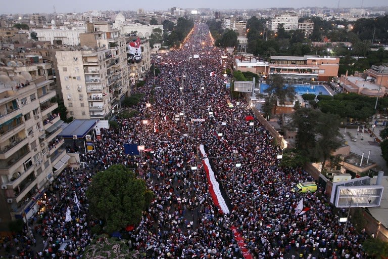 صور المتظاهرون امام قصر الاتحاديه مقر الحكم في مصر 000-Nic6229226-jpg_222052