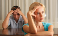 الأزواج يفقدون ساعة ونصف من النوم أسبوعياً بسبب الخلافات