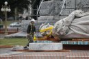 Un guardia de la Policía de Buenos Aires custodia la estatua de Cristóbal Colón el 4 de julio de 2013 en Buenos Aires (Argentina). EFE/Archivo