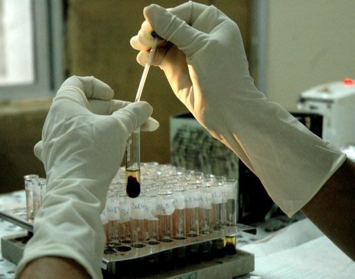 Um técnico testa uma amostra em laboratório, 30 de novembro, 2006 em Hyderabad
