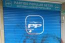 Fotografía facilitada por el Partido Popular, que ha denunciado que desconocidos han manchado con pintura roja la persiana de la sede del PP en el barrio de Las Arenas de Getxo y han arrojado en el exterior panfletos en apoyo a los miembros de la banda en huelga de hambre. EFE